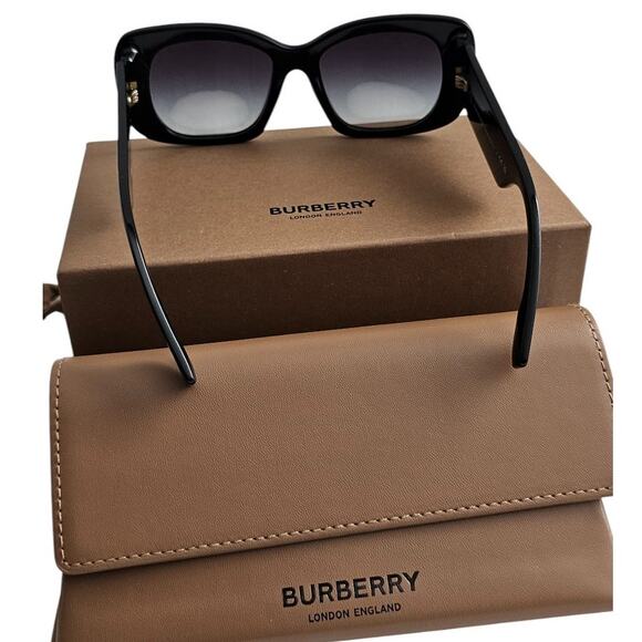 Burberry BE4410 square-frame sunglasses in black acetate - Picture 6 of 10